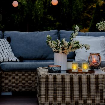 Preview: 2er-Set Stimmungsvolle Solar Kerzenleuchte Ø 7,5cm: Flackernder LED-Kerzenschein für Garten, Balkon & Terrasse