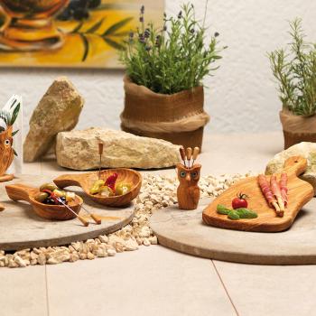 Preview: Tapas-Set Eule aus 100% Olivenholz – Handgefertigte Schale 22 cm - Eule mit 6 Snack- & Olivengabeln 12x8 cm - Made in Italy - Kratzfest - Unikat