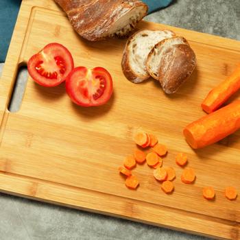 Preview: Bambus-Schneidebrett 40x30x1.8cm-Hygienisch-Antibakteriell-Messerschonend-Mit Saftrille & Griff-Nachhaltiges Küchenbrett für Obst & Gemüse-Servierplatte