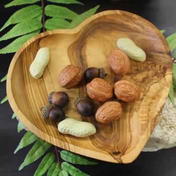 Preview: Herzförmige Olivenholz Schale - Deko-Dekooration für Zuhause, Snacks & Geschenke - Robust, geöltes Holzmuster, 20x21x2,5cm - Italienische Herkunft