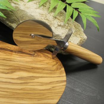 Preview: Pizzaschneider Olivenholz Griff - Scharfe Klinge mit Daumenschutz für Pizza Flammkuchen Blechkuchen - 19x7x2,5cm - Made in Italien