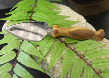 Preview: Parmesanmesser mit Olivenholzgriff - Scharfe, geschwungene Klinge zum Abbrechen von Käsestücken - 19x4x3cm - Handgefertigt in Italien