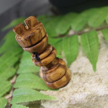 Preview: Olivenholz Schachbrett mit Figuren - Rustikales Unikat handgefertigt - 40x40cm - Naturrand - Braun/Dunkelbraun/Natur - Italien