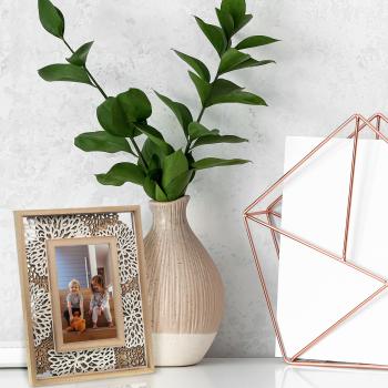 Preview: Fotorahmen mit filigranen Ornamenten - Holzfaserplatte, 10x15cm, braun-weiss - 3D-Blumendesign, Standfuss, einfachem Bildwechsel - Für Fotos, Zitate & Bilder