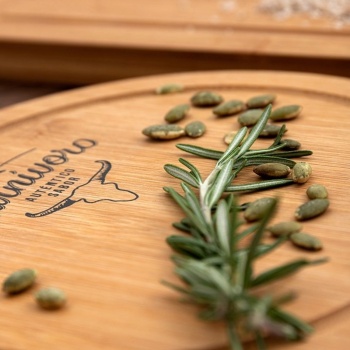 Preview: Rundes Bambus Schneidebrett - stilvolles Küchendesign mit Saftrille - 22x22x2cm, robust, vielseitig für Obst, Gemüse, Brot & Frühstück