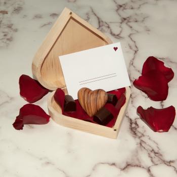 Preview: Holzbox Herz mit Magnetverschluss - Aufbewahrungsbox aus Piniensperrholz natur 15x15x4cm - Ideal für Geschenke & Deko - Zum Bemalen