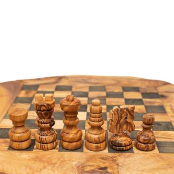Preview: Schachbrett aus Olivenholz - Rustikales Design mit Figuren - Handgefertigt in Italien - 30x30cm - Unikate Maserung & Naturrand - Edle Deko