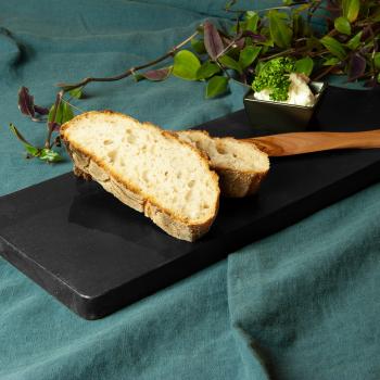 Preview: Schneidebrett Kautschukholz 50x15x2cm - Robustes Servierbrett mit Griff & Loch zum Aufhängen - Ideal für Gemüse, Obst, Brot & Kräuter - Frühstücksbrett