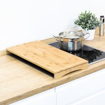 Preview: Herdabdeckplatte Bambus - Kratzfest & hygienisch - Schneidebrett, Servierhilfe, Spritzschutz - 54x28x4.3cm - Mit Füssen - braun gemasert