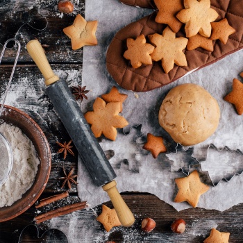 Preview: Marmor-Teigroller mit Buchenholzgriffen – Nudelholz mit Ablage – ergonomisch, 48 cm, für Pizza, Plätzchen & Kuchen – einzigartiges Unikat