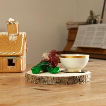 Preview: Holz Untersetzer aus Paulownia - Natürliche Baumstammscheibe mit Naturrand - Deko für Töpfe Gestecke Teller - Unikat 20x20x2.5cm braun