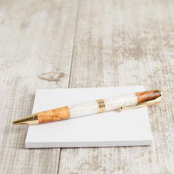 Preview: Holzkugelschreiber Olivenholz - Weisse Harz- & Gold-Metall-Details - Made in Italy - Edles Unikat für Büro & Geschenk - 40g - Braun/Weiss/Gold