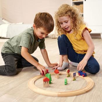 Preview: 20-tlg. Holzeisenbahn Set – FSC® Buchenholz Zug mit Schienen, Lok, Wagons, Bäumen & Häusern – 135cm Strecke, kompatibel – Fördert Motorik, Kreativität