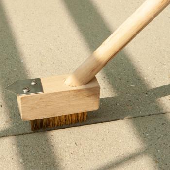 Preview: Fugenbürste mit Stahlborsten-Holzstiel - Effektive Unkrautbürste für Fugen, Mauern, Rinnsteine & Terrassen - 36cm - Metall-Kratzkante & Hartholz Stiel