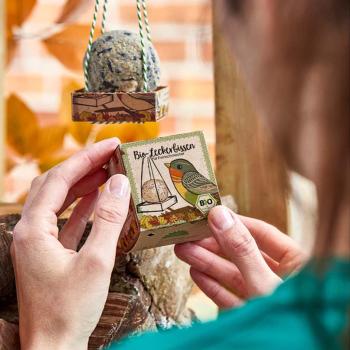 Preview: Vogelfutterknödel Bio-Zutaten - Komplett-Set mit Futterschaukel und Schnur zum Aufhängen - Handgefertigt in Deutschland - Unterstützt soziale Projekte