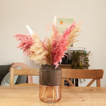 Preview: Blumenvase aus Glas und Blauglockenbaum-Holz - Edle Dekovase transparent/braun mit natürlicher Maserung - Modernes Wohnaccessoire Ø 14x23cm