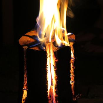 Preview: Schwedenfeuer aus Echtholz - Gartenfackel für Terrasse & Balkon mit Docht - Stimmungslicht für gemütliche Abende - 18x28cm Pappelholz aus Ungarn