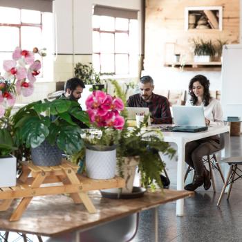 Preview: Blumenständer Bambus - Pflanzenregal Blumentreppe 3 Ablagen auf 2 Ebenen - braun, 17x51.5x15cm - Optimal für Pflanzen & Deko, 6kg Traglast/Ebene