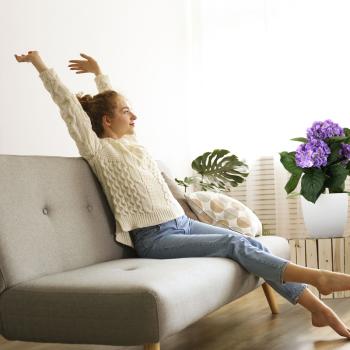 Preview: Blumenhocker naturbelassenes Tannenholz - Pflanzenständer Holz braun - Schicker zeitloser Deko Artikel H 20,5 x Ø 30 cm - Für drinnen & draussen