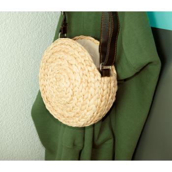Preview: Runde Umhängetasche aus Naturmaterialien - Beige/Braun mit Lederriemen - Boho Chic Accessoire - Ø 20cm - Handgefertigt - Platz für Smartphone & Co.