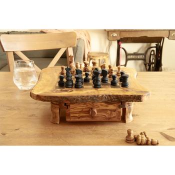 Preview: Schachbrett Olivenholz – Erhöht mit Figuren & Schublade – Exklusives Brett Made in Italy – 30x30cm – Handgefertigt, geölt, Naturmaserung