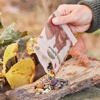 Preview: Eichhörnchenfutter Festschmaus - Kleine Mahlzeit für Eichhörnchen - Haselnüsse, Walnüsse, Hagebutten, Rosinen, Zedernüsse - 25g - Ganzjahresfutter