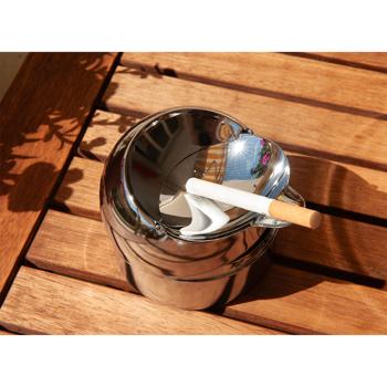 Preview: Aschenbecher mit Klappe - Edles Design, Geruchsdicht & Hygienisch - Verchromtes Metall, Ø 9 cm - Für Innen- & Aussenbereich, Gastronomie geeignet