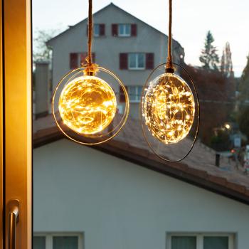 Preview: LED Hängekugel-Deko beleuchtet - Flache Christbaumkugel für Fenster- & Türdeko - Ø 15 cm, bernstein - Magische Weihnachtsdeko zum Aufhängen