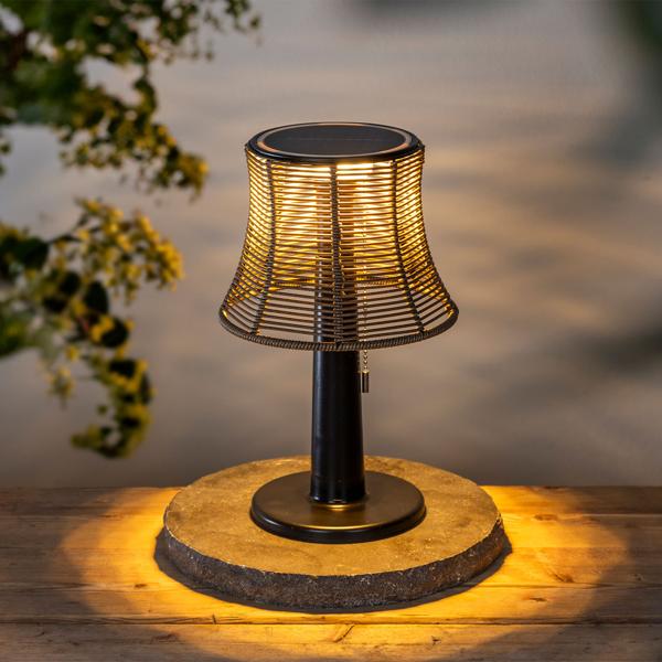 Retro LED-Solar-Tischlampe mit Lampenschirm in Rattan-Optik , 21 x 33 cm, stimmungsvolle Beleuchtung für Garten & Terrasse, kabellos, wetterfest