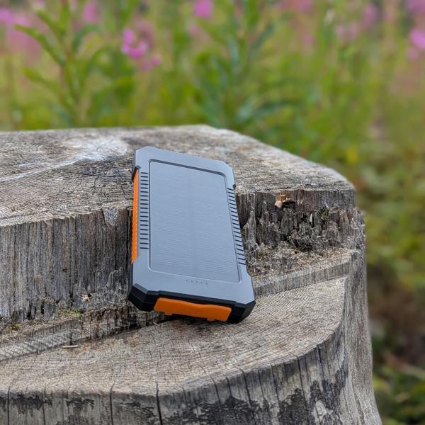Solar-Powerbank 8.000 mAh IP65: Robust, 2x USB-A, LED-Licht – Eine Outdoor-Ladestation für Smartphone & Tablet auf jeder Tour