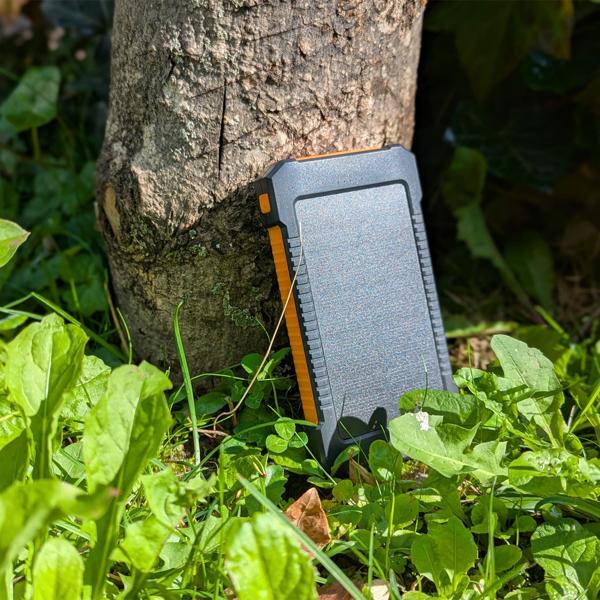 Solar-Powerbank 8.000 mAh IP65: Robust, 2x USB-A, LED-Licht – Eine Outdoor-Ladestation für Smartphone & Tablet auf jeder Tour