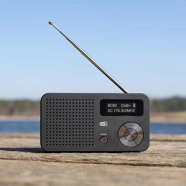 Klassisches DAB+ & UKW Kofferradio, schwarz, mit Wecker, kristallklarer Empfang & mit langer Akkulaufzeit