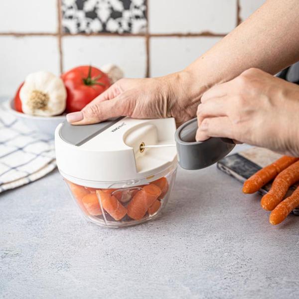 Seilzug-Multi-Zerkleinerer, 400 ml, weiss-grau, Zwiebelschneider für müheloses Zerkleinern von Gemüse, Kräutern & Nüssen