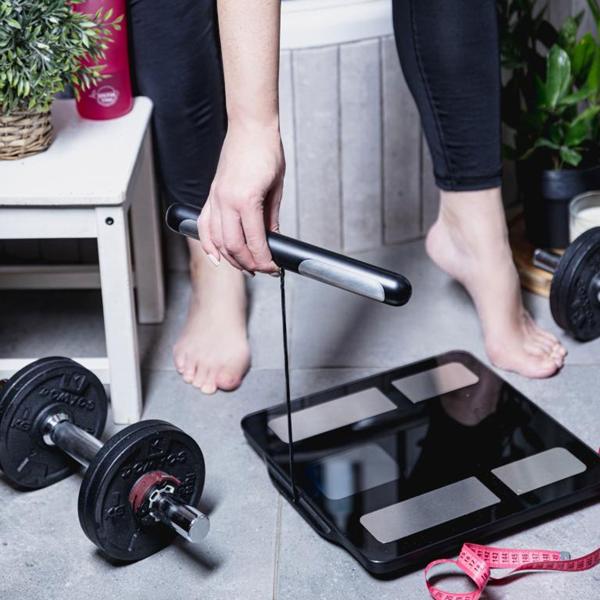 Profi Personenwaage mit Handsensoren & digitalem Farbdisplay, schwarz: umfangreiche Körperanalyse für Gesundheit & Fitness, präzise Messungen