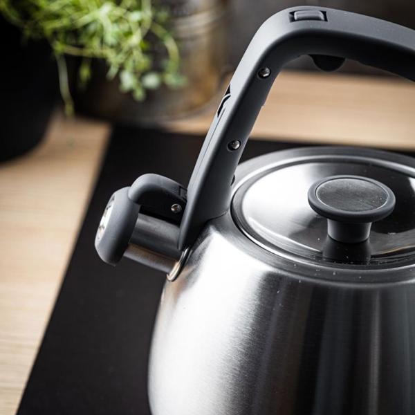 Klassischer Edelstahl-Wasserkessel mit schwarzen Griffen, 2,5 l, für alle Herdarten inklusive Induktion, hochwertig & elegant