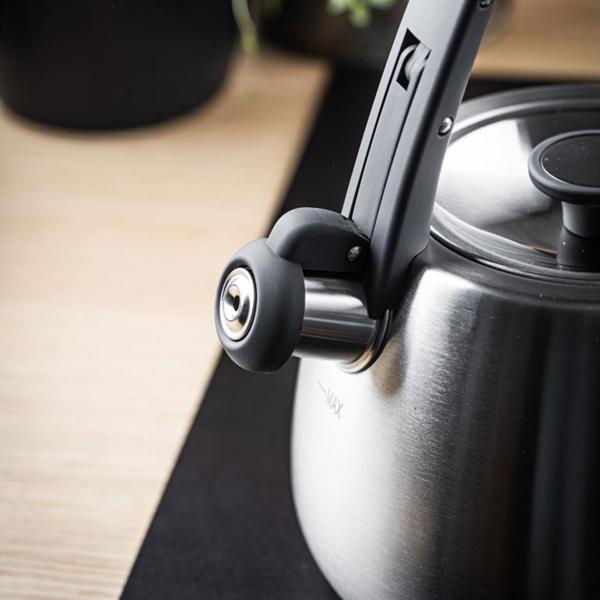 Klassischer Edelstahl-Wasserkessel mit schwarzen Griffen, 2,5 l, für alle Herdarten inklusive Induktion, hochwertig & elegant