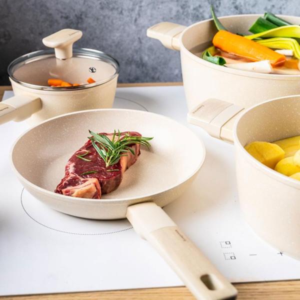 Hochwertiges Design Kochset m. marmorierter Antihaftbeschichtung, inkl. Untersetzer, Glasdeckel, Soft Touch Griffe, 12-teilig, beige