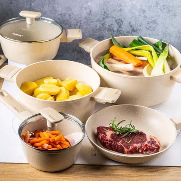 Hochwertiges Design Kochset m. marmorierter Antihaftbeschichtung, inkl. Untersetzer, Glasdeckel, Soft Touch Griffe, 12-teilig, beige