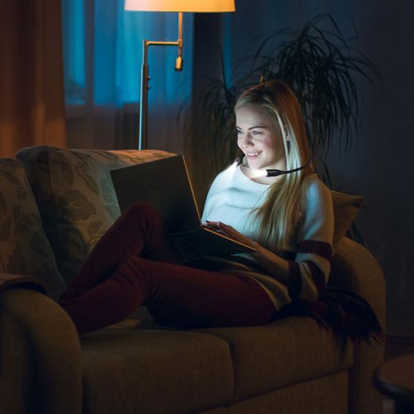 LED-Leseleuchte zum Umhängen – Dimmbare Akku-Leselampe mit 3 Farbtemperaturen, flexiblen Schwanenhälsen & 6 Stunden Leuchtdauer