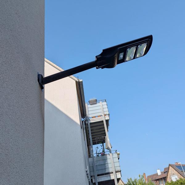 2er-Set LED Solar Strassenleuchte mit Lichtsensor & Fernbedienung, 100 Watt, IP65, wetterfeste Aussenbeleuchtung für Einfahrt, Hof & Garten