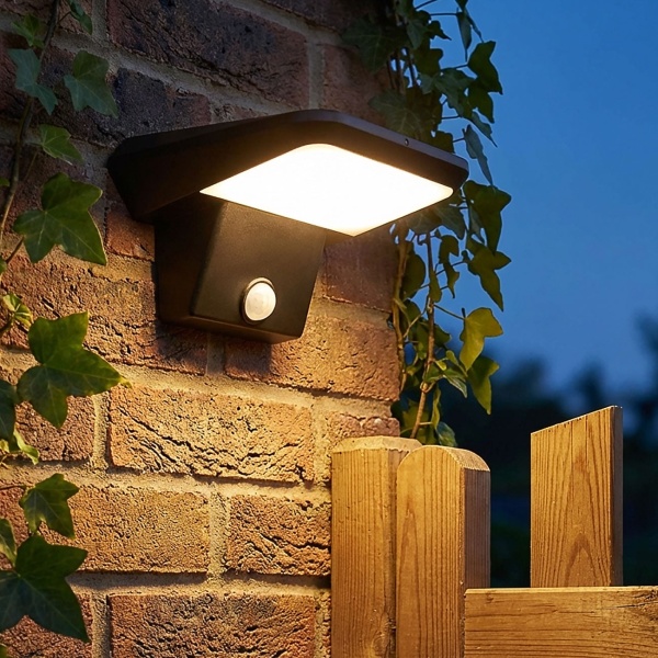 Solar Aussen-Wandleuchte Schwarz IP44: Mit PIR-Sensor – Ihr kabelloses LED-Licht für Garten & Eingangsbereich clever & sicher