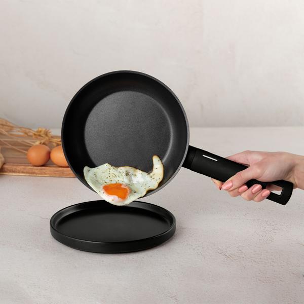 Design Kochset inkl. Untersetzer, Aluminium, 10-teilig, Titan Antihaftbeschichtung, mattschwarz, für alle Herdarten geeignet