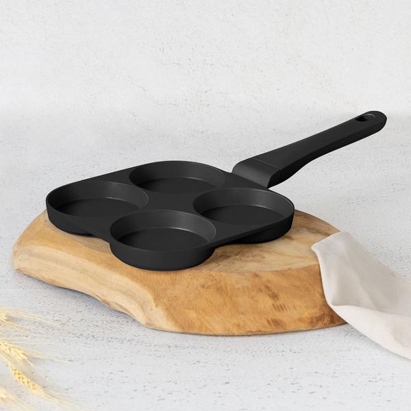 Praktische 4-Loch Pfanne (Ø 20cm) in elegantem Mattschwarz: Perfekt für Spiegeleier, Pancakes & Burger, antihaftbeschichtung, einfache Reinigung & zeitsparend