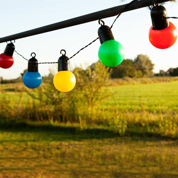 Stimmungsvolle 4-farbige LED-Lichterkette mit 20 Glühbirnen, ca. 4 m, IP44: Farbenfrohe Lichtergirlande - Ideal für Garten, Balkon & Party