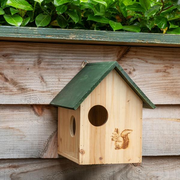 Eichhörnchenhaus aus Holz mit 3 Fluchtlöchern – Kobel für Eichhörnchen – Artgerechter Unterschlupf und Überwinterungshilfe für den Garten