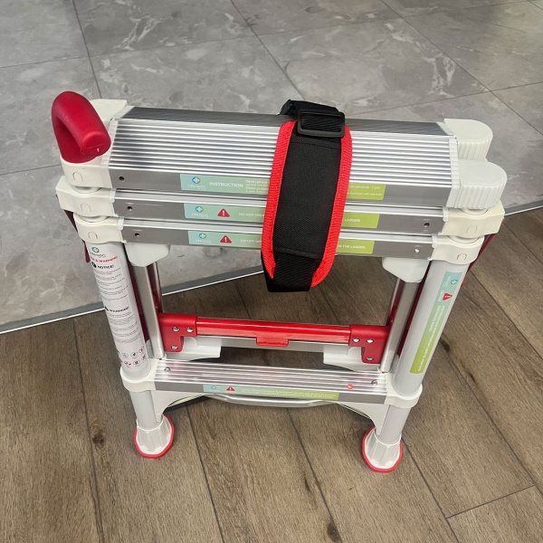 Robuste 4-stufige Teleskop-Doppeltrittleiter: Eine stabile Stehleiter klappbar für Profis & Heimwerker, Haushaltsleiter bis 4 Stufen