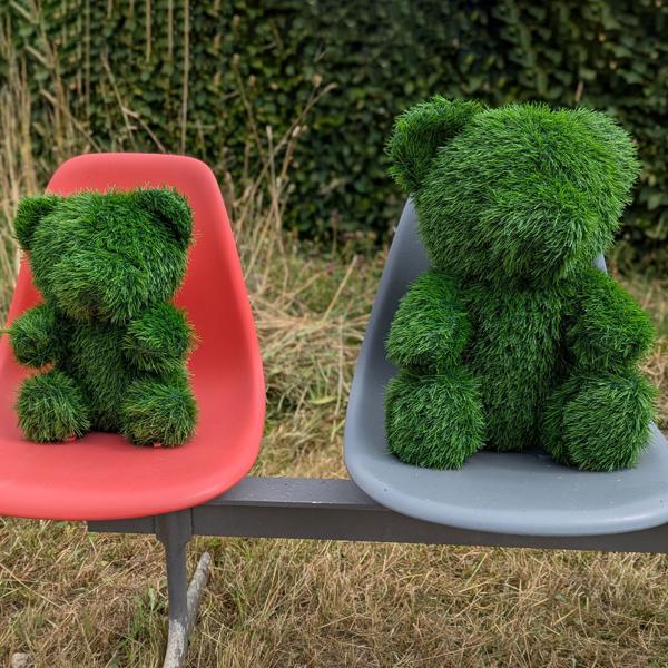 Gras-Figur Deko Bär 32cm: Kunstgras-Tierfigur für Garten & Balkon –pflegeleicht & immergrün – Schafft verspielte Akzente & gute Laune