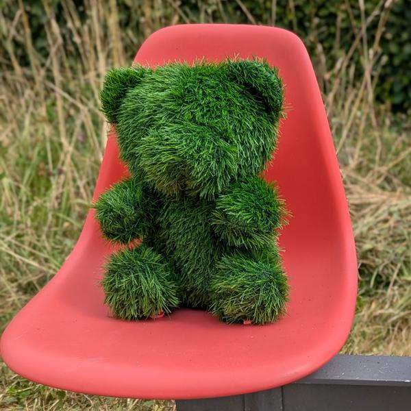 Gras-Figur Deko Bär 32cm: Kunstgras-Tierfigur für Garten & Balkon –pflegeleicht & immergrün – Schafft verspielte Akzente & gute Laune