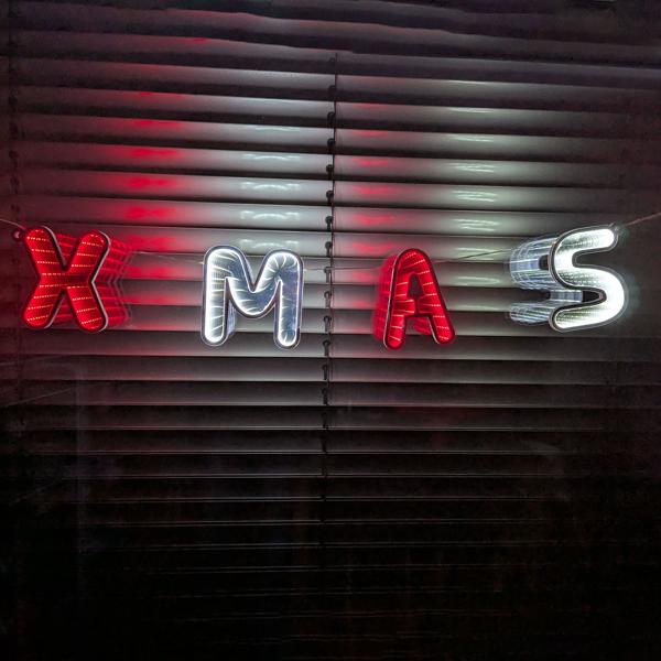 Festlicher XMAS LED Schriftzug mit 3D-Effekt. Leuchtbuchstaben für eine magische Weihnachts- und Fensterbeleuchtung-Deko-Highlight für die Weihnachtszeit