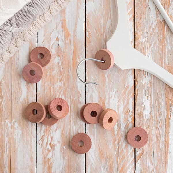 Zedernholz-Set aus 10 Zedernholz-Blöcken und 30 Zedernholz-Ringen: Natürlicher Mottenschutz für Kleiderschrank, Küche & Vorratsschrank